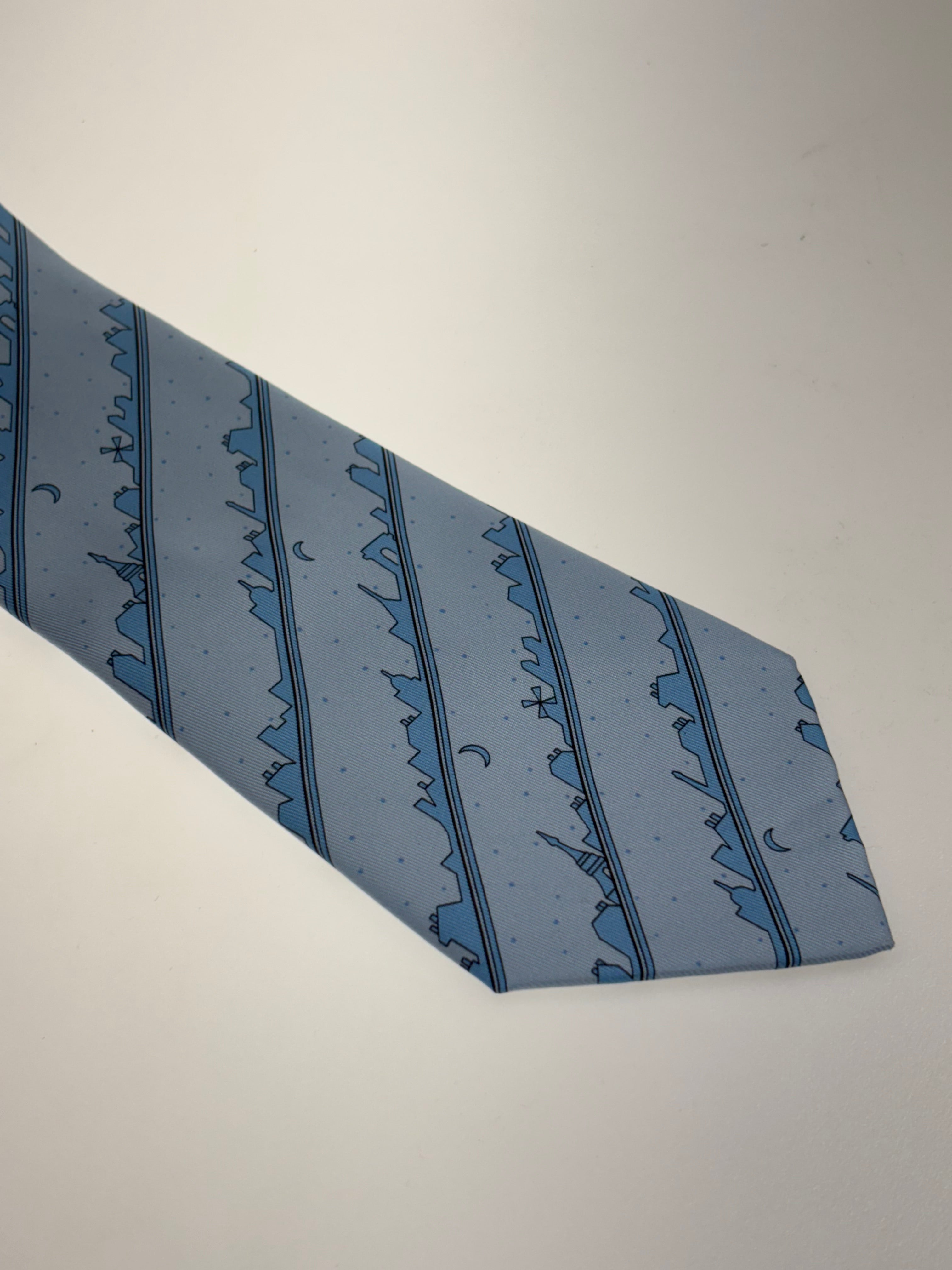 Blaue Hermés Seidenkrawatte mit Stadt Silouette