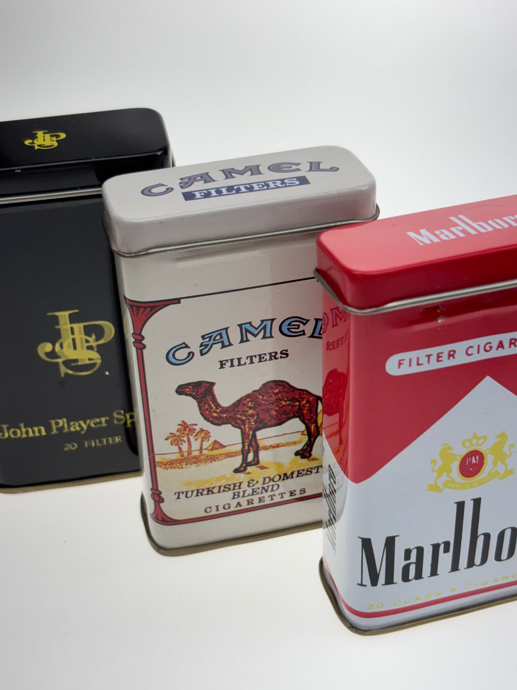 3 Blechdosen mit Zigarettenwerbung