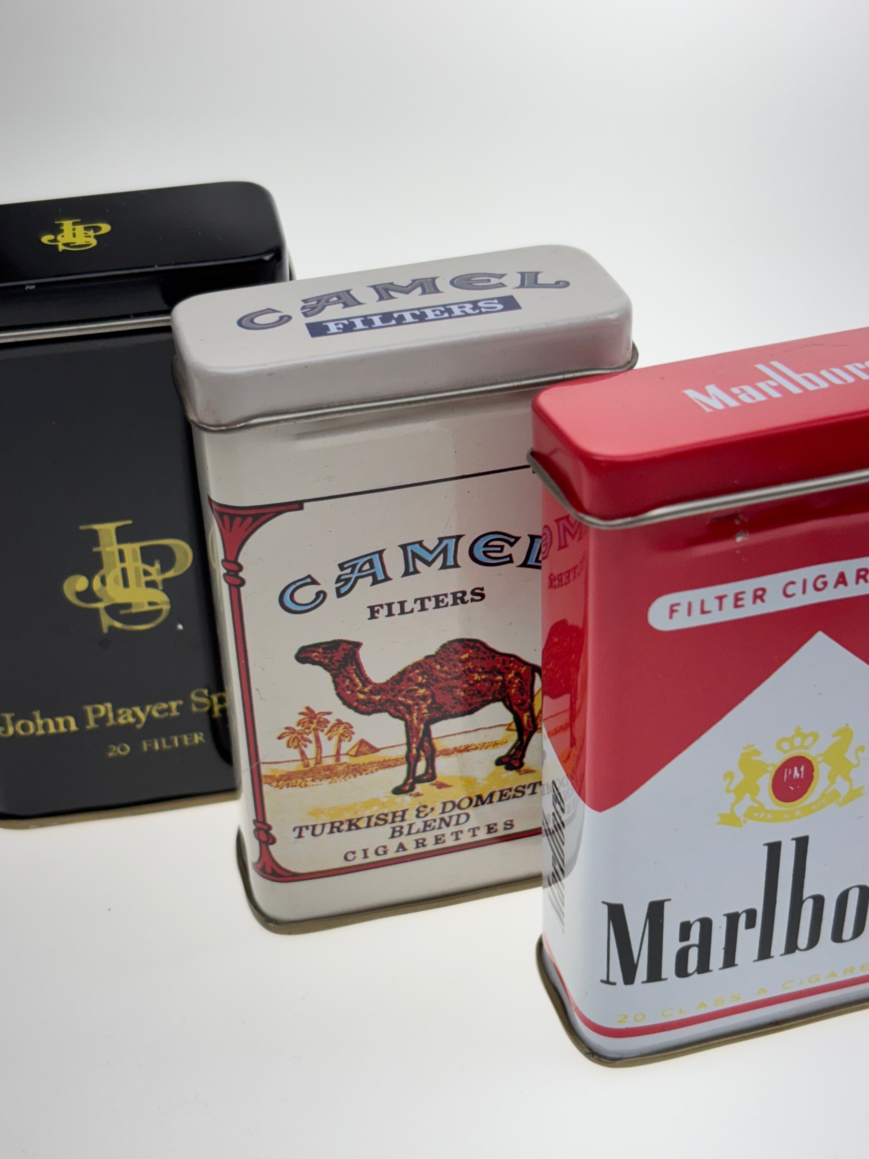 3 Blechdosen mit Zigarettenwerbung