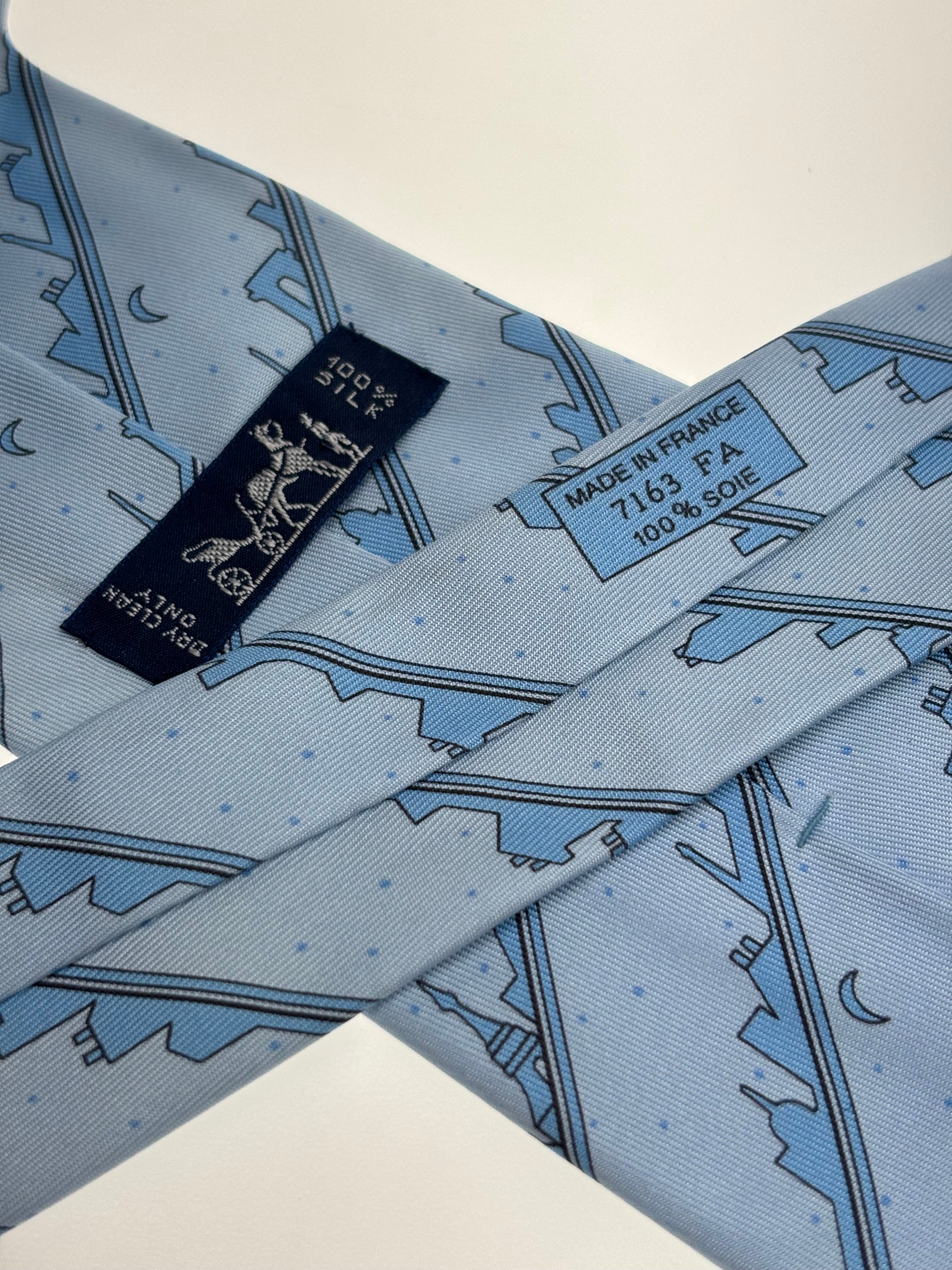 Blaue Hermés Seidenkrawatte mit Stadt Silouette