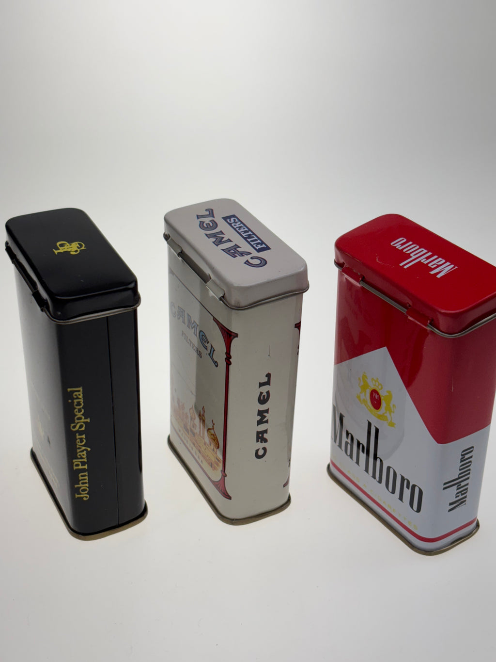 3 Blechdosen mit Zigarettenwerbung