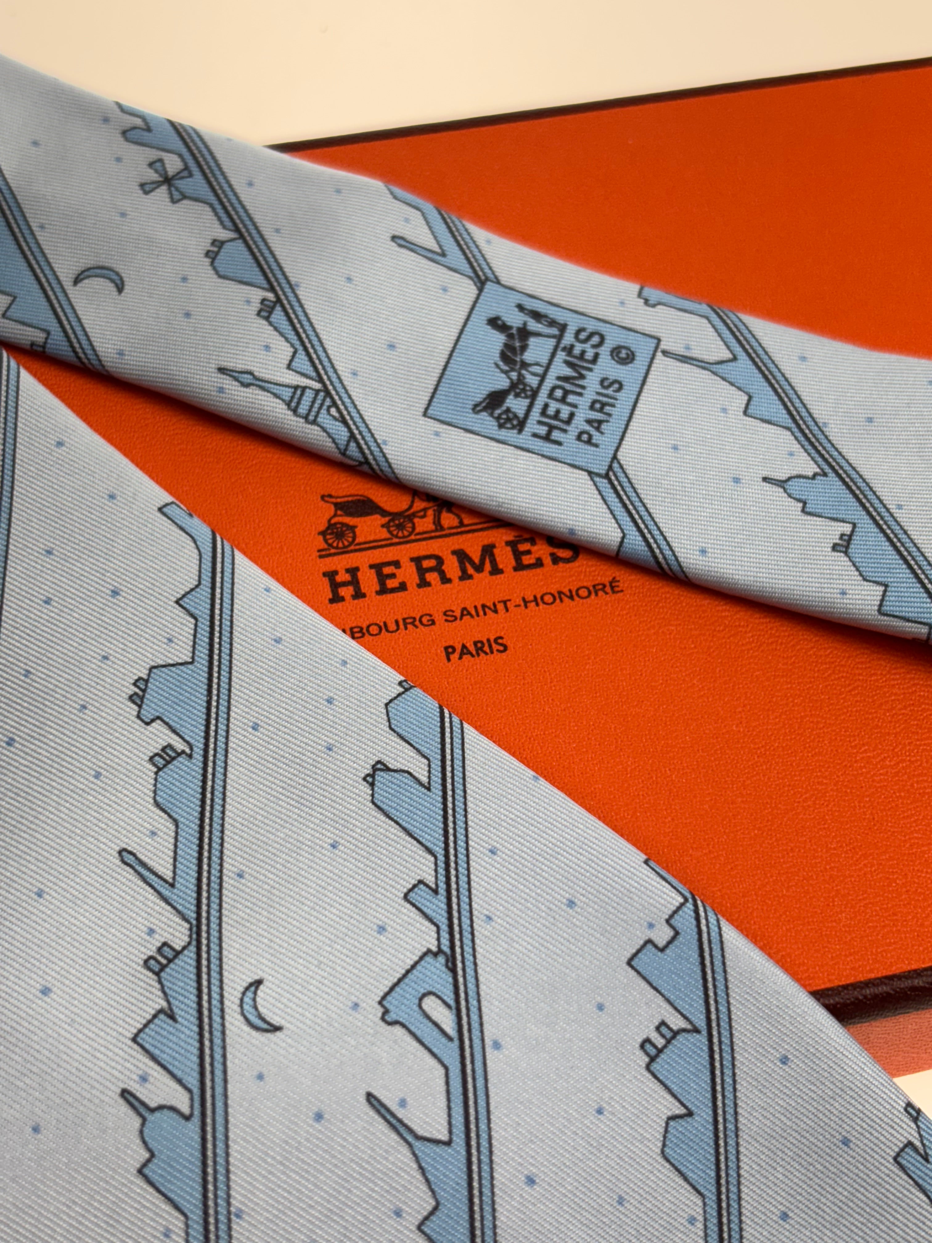 Blaue Hermés Seidenkrawatte mit Stadt Silouette