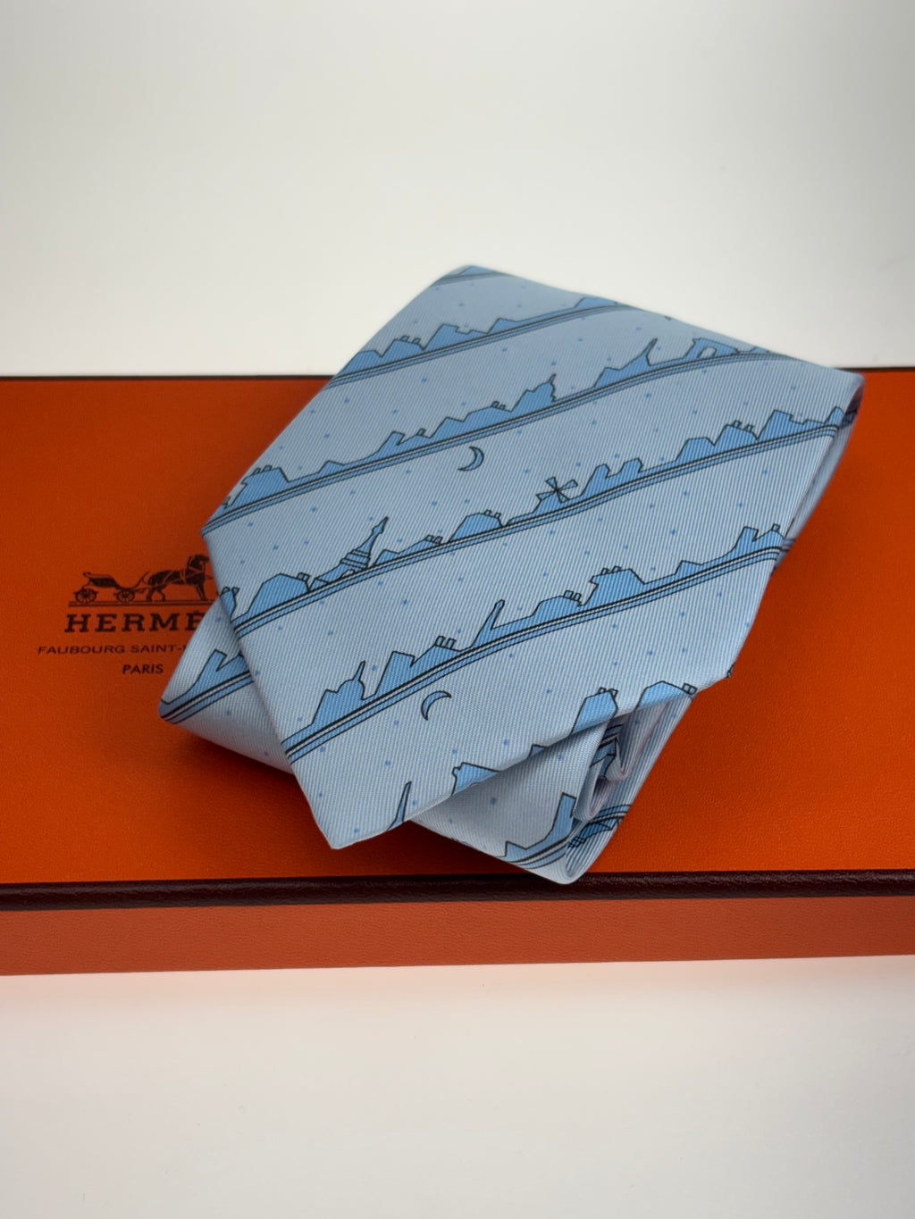 Blaue Hermés Seidenkrawatte mit Stadt Silouette