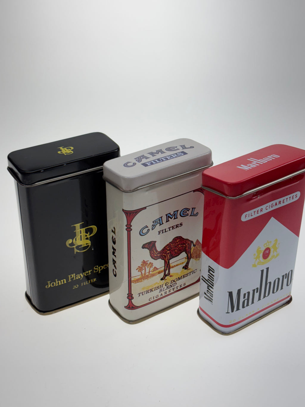 3 Blechdosen mit Zigarettenwerbung