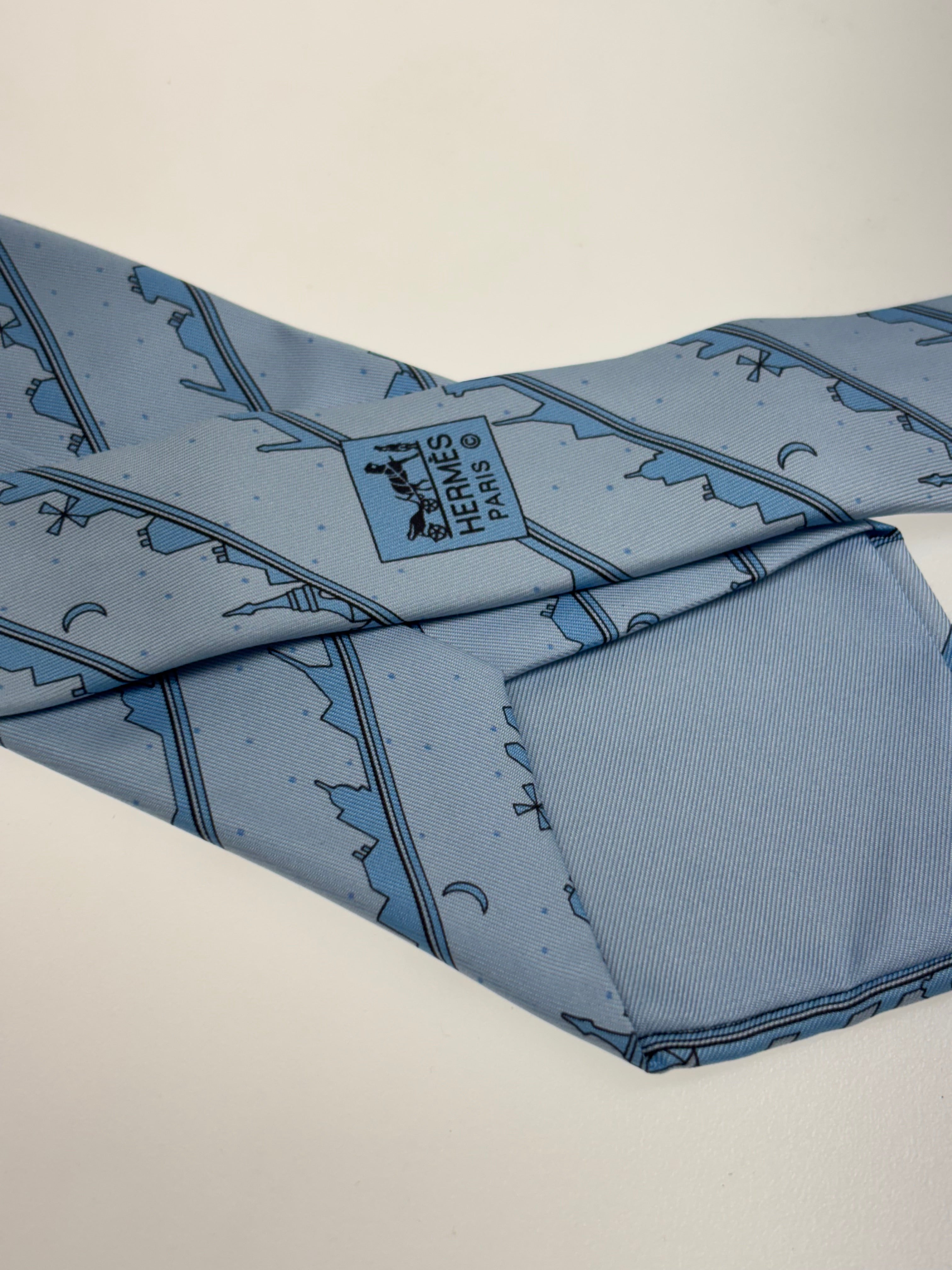 Blaue Hermés Seidenkrawatte mit Stadt Silouette