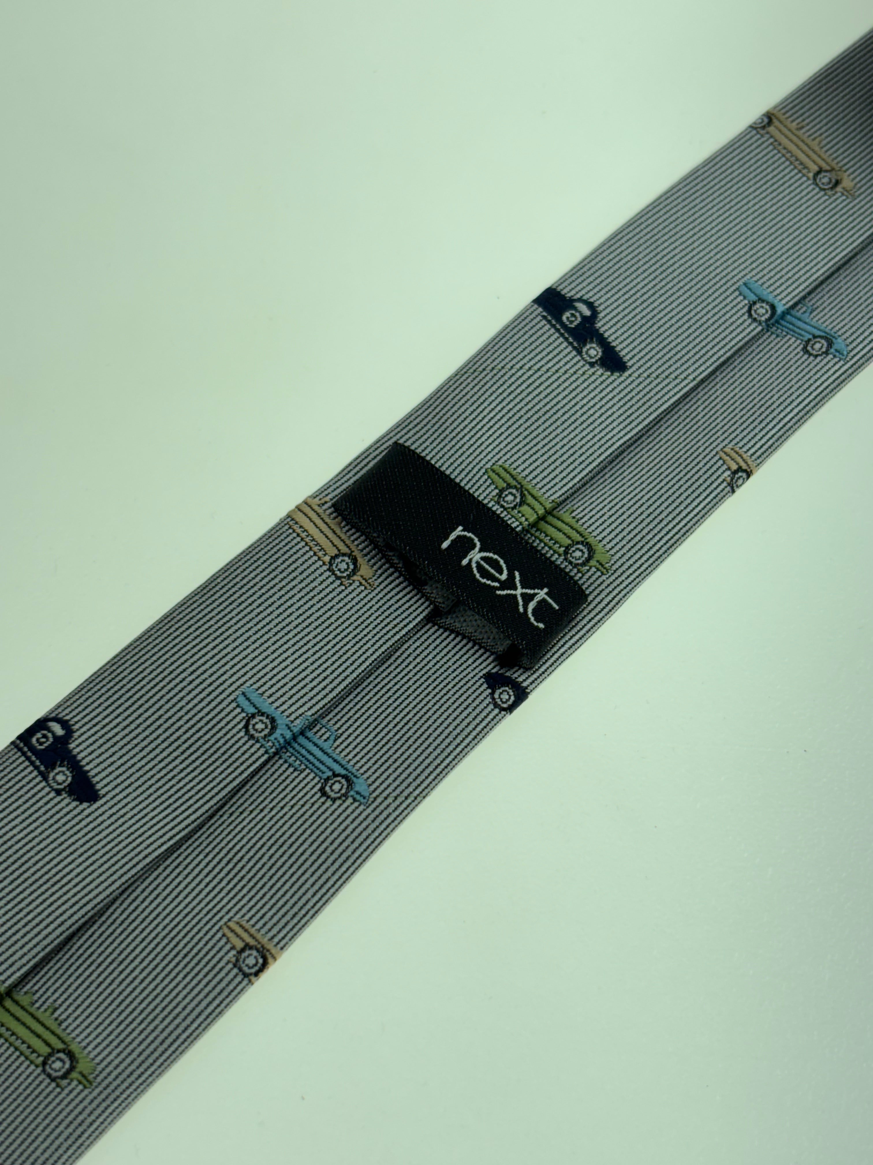 graublaue Krawatte mit Rennautos für Autoliebhaber