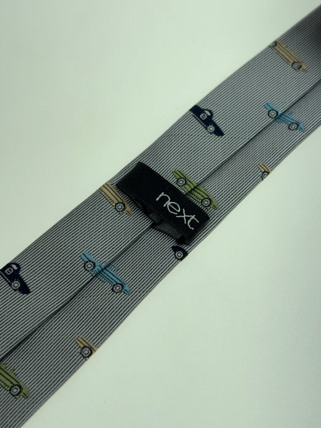 graublaue Krawatte mit Rennautos für Autoliebhaber