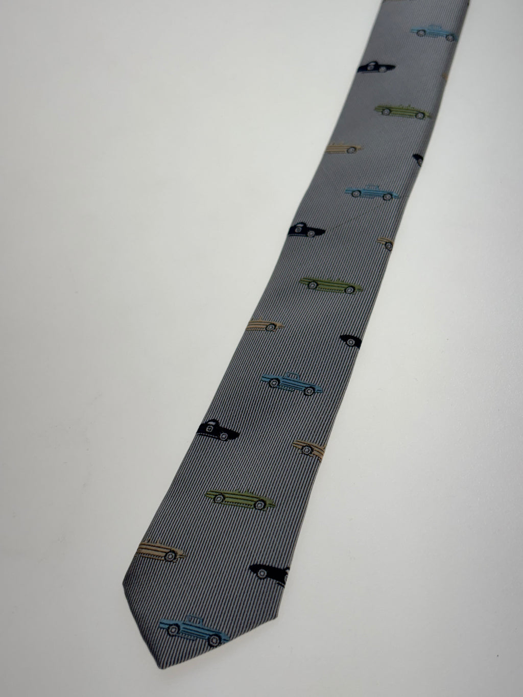graublaue Krawatte mit Rennautos für Autoliebhaber