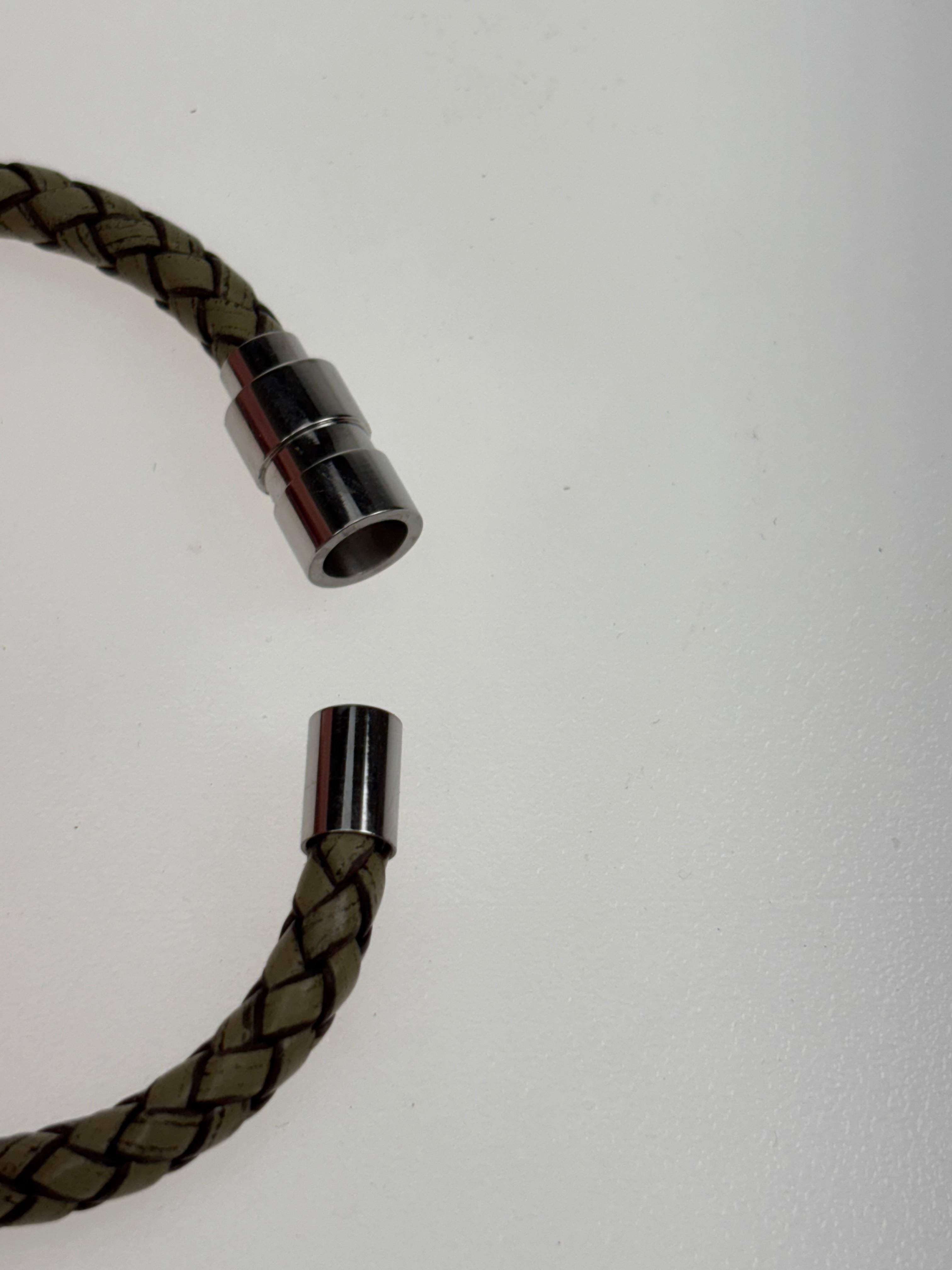 geflochtener Armreif aus Leder und Edelstahl