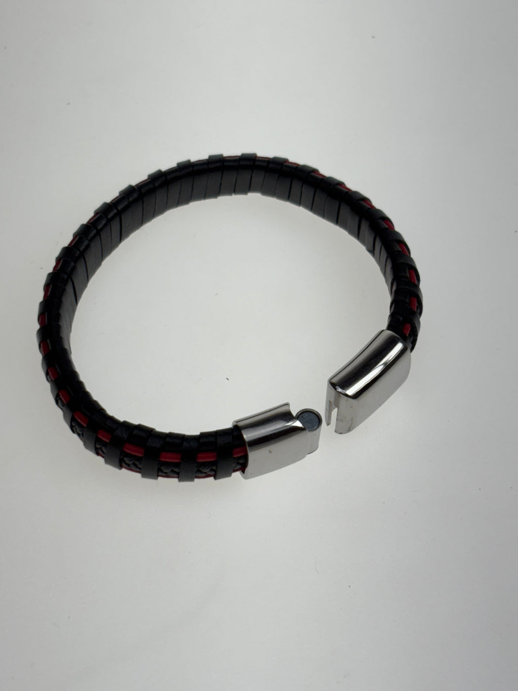 schwarzes Lederarmband mit Edelstahl