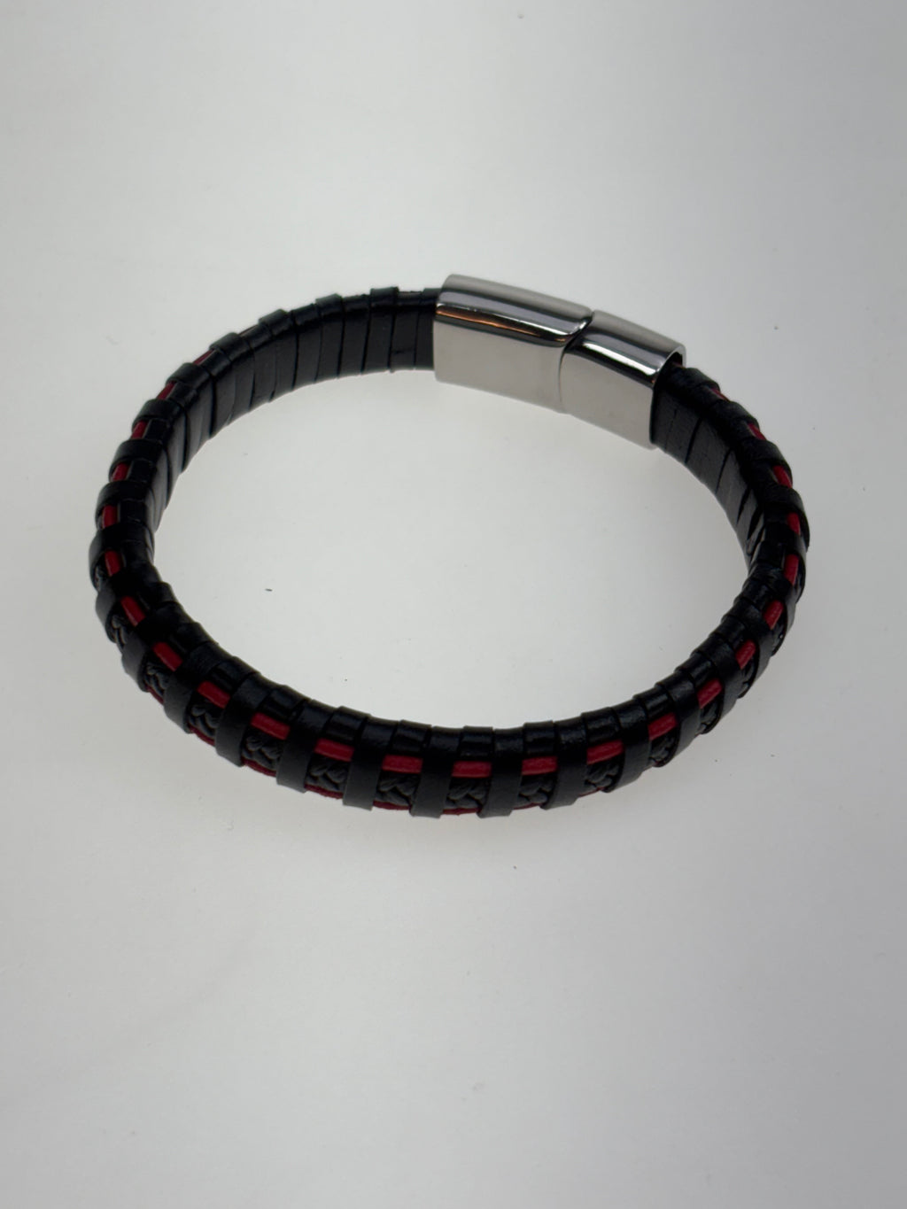 schwarzes Lederarmband mit Edelstahl