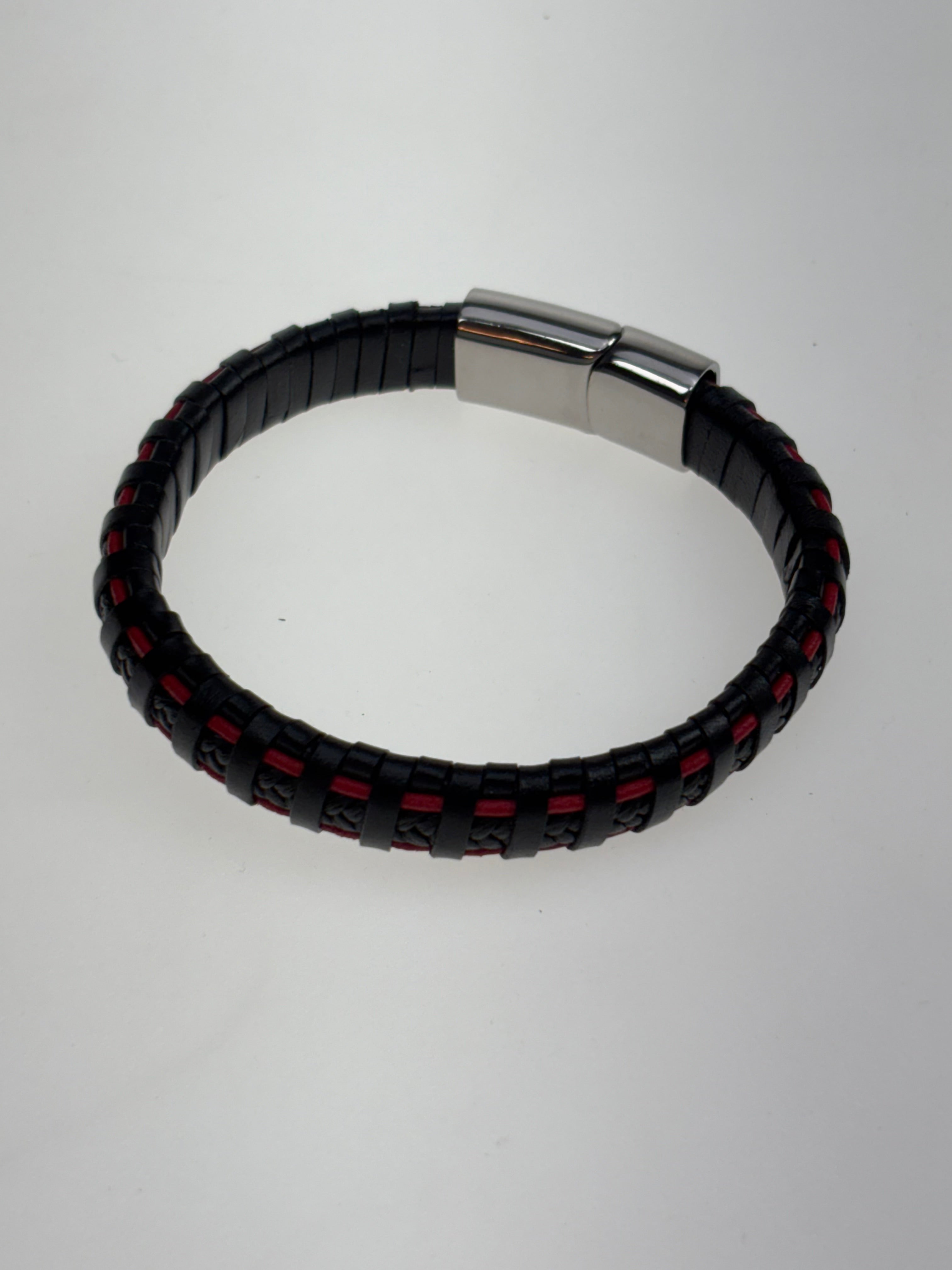 schwarzes Lederarmband mit Edelstahl