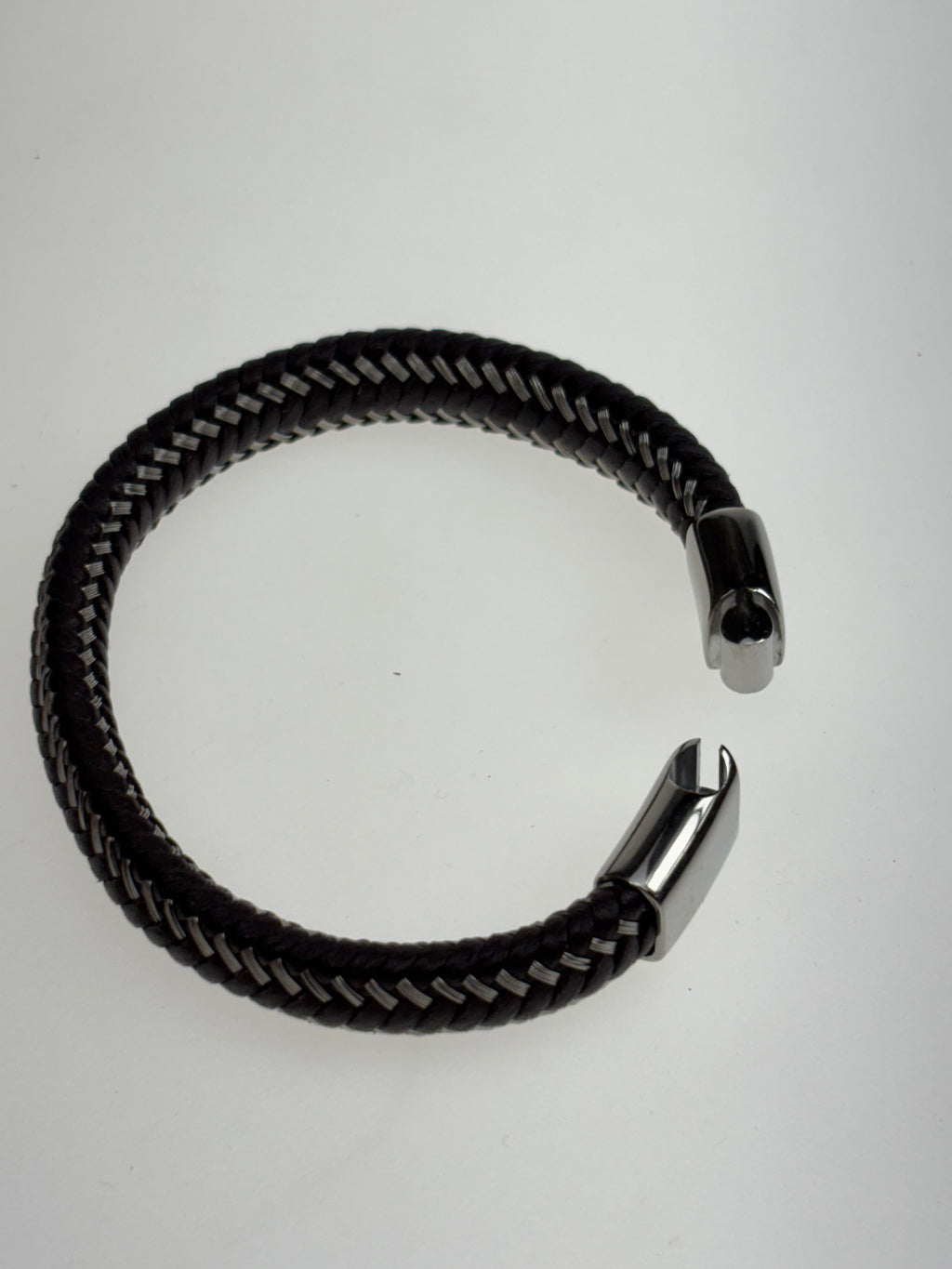 schwarzes Lederarmband mit Edelstahl