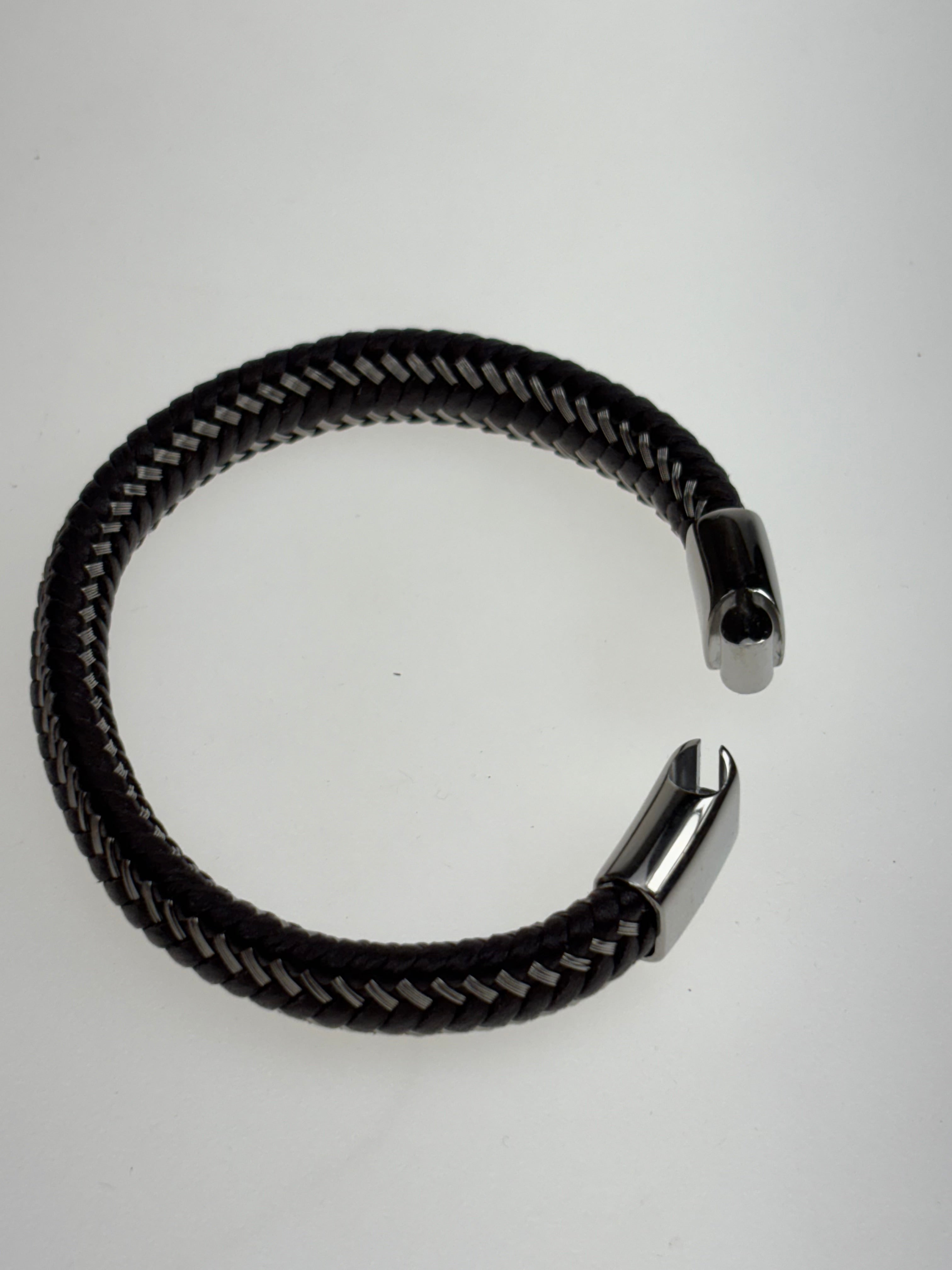 schwarzes Lederarmband mit Edelstahl
