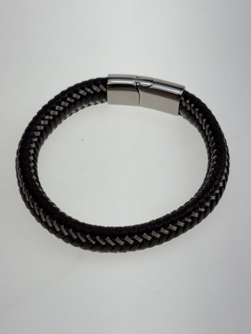 schwarzes Lederarmband mit Edelstahl