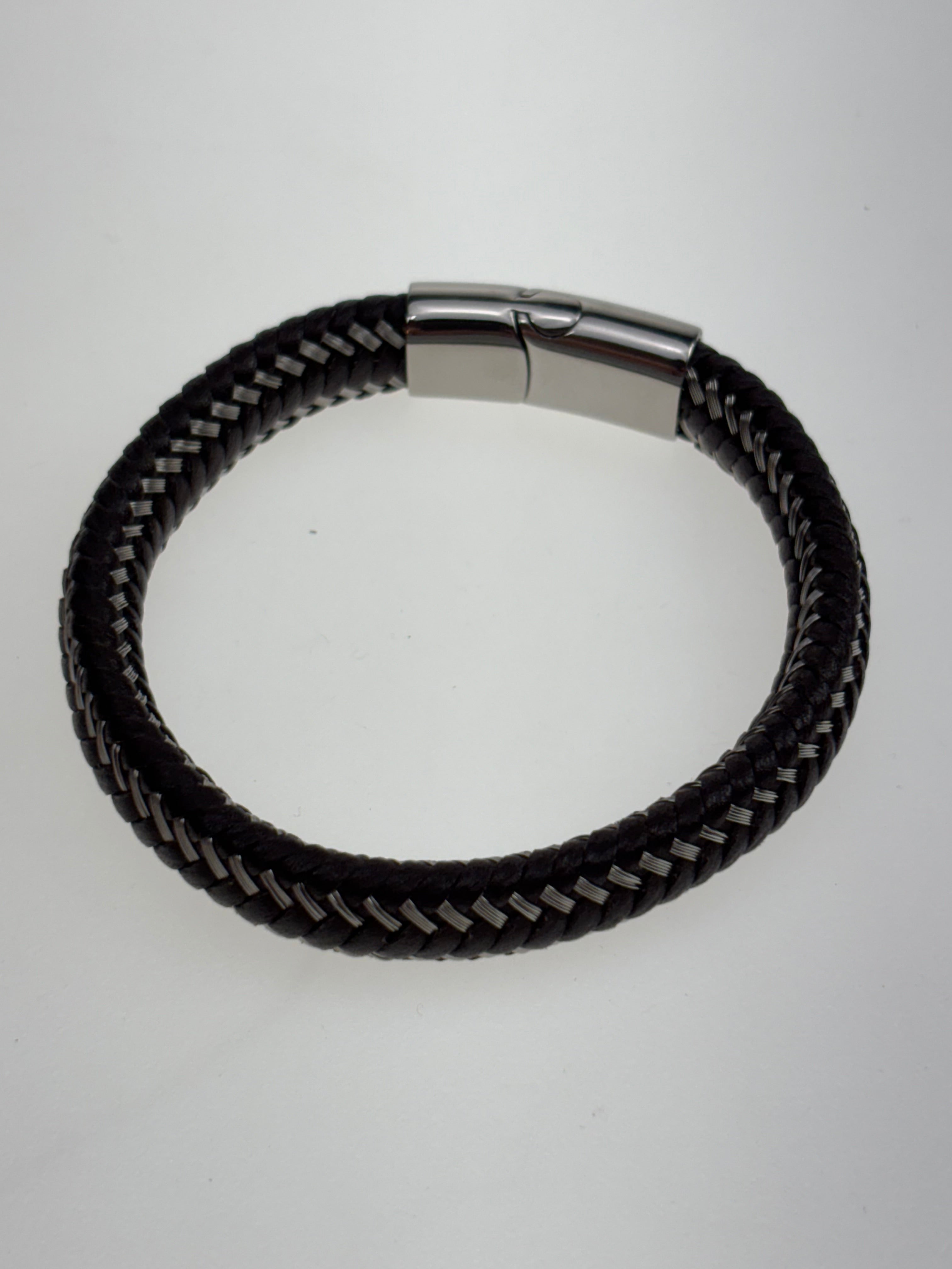 schwarzes Lederarmband mit Edelstahl